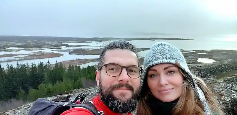 Sandy en Mats met een achtergrond van de natuur in IJsland